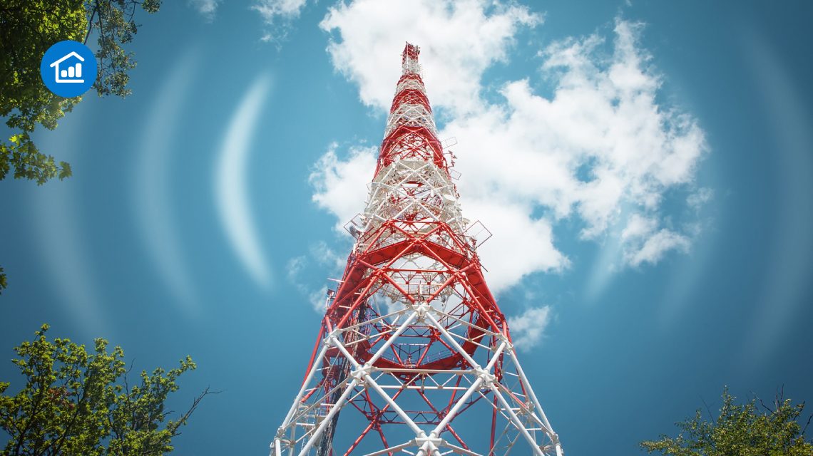 Вышка сотовой связи GSM, 3G и LTE на фоне неба