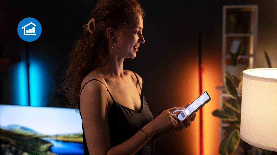 Девушка со смартфоном при свете лампы — связь Li-Fi